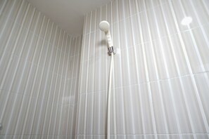 Studio | Badezimmer | Kostenlose Toilettenartikel, Handtücher, Seife, Shampoo