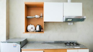 Refrigerador, placa de cocina, tetera/pava eléctrica