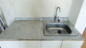 Refrigerador, placa de cocina, tetera/pava eléctrica