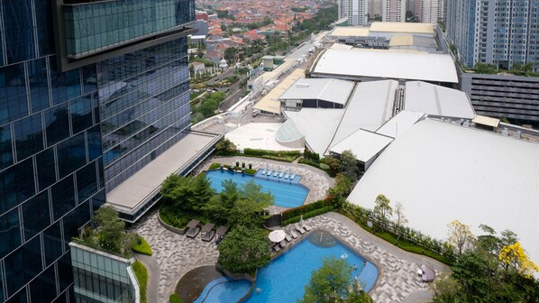 Outdoor pool - Spacious And Elegant 3Br Apartment At La Riz Supermall Mansion (Surabaya)