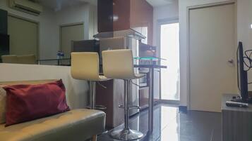 Apartamento, 2 quartos | Área de estar | TV