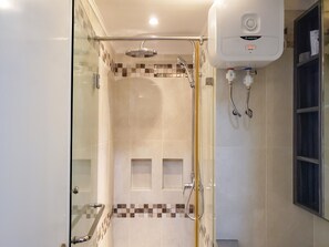 Departamento, 2 habitaciones | Baño | Amenidades de baño gratuitas, toallas, shampoo 