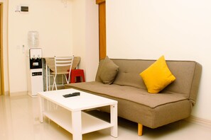Apartment, 2 Schlafzimmer | Wohnbereich | Fernseher