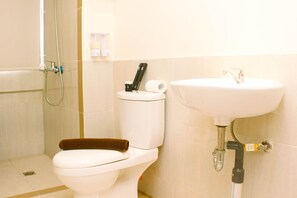 Apartamento, 2 quartos | Banheiro | Produtos de toalete grátis, toalhas de banho