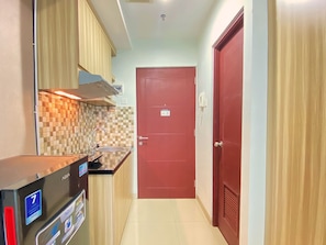 Private kitchen - Modern Studio Room Apartment At Taman Melati Jatinangor (Hegarmanah)