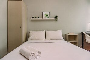 Studio | Free WiFi, bed sheets - Cozy Studio At Serpong Garden Apartment (Cisauk)