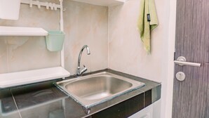 Un bagno con lavandino, specchio e porta asciugamani.