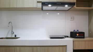 Estudio, 2 habitaciones | Cocina privada | Refrigerador, parrilla de estufa y utensilios de cocina