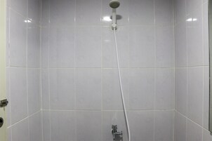 Studio, 2 Bedrooms | Bathroom | Free toiletries, towels, shampoo