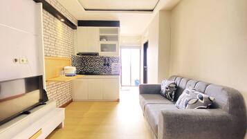 Apartamento, 2 habitaciones | Zona de estar | Una televisión