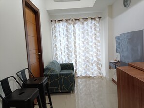 Departamento, 2 habitaciones | Área de sala de estar | Televisión 