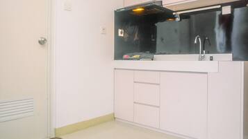 Apartment, 1 Bedroom | Private kitchen | Fridge, stovetop, cookware/dishes/utensils