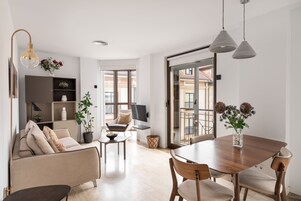 Apartamento, 2 habitaciones | Zona de estar | Televisión de 42 pulgadas con canales digitales