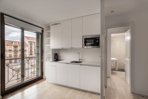 Apartamento, 2 habitaciones | Cocina privada | Frigorífico pequeño, microondas, placa de cocina y cafetera o tetera
