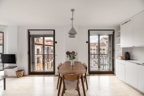 Departamento, 2 habitaciones | Área de sala de estar | Televisión de 42 pulgadas con canales digitales