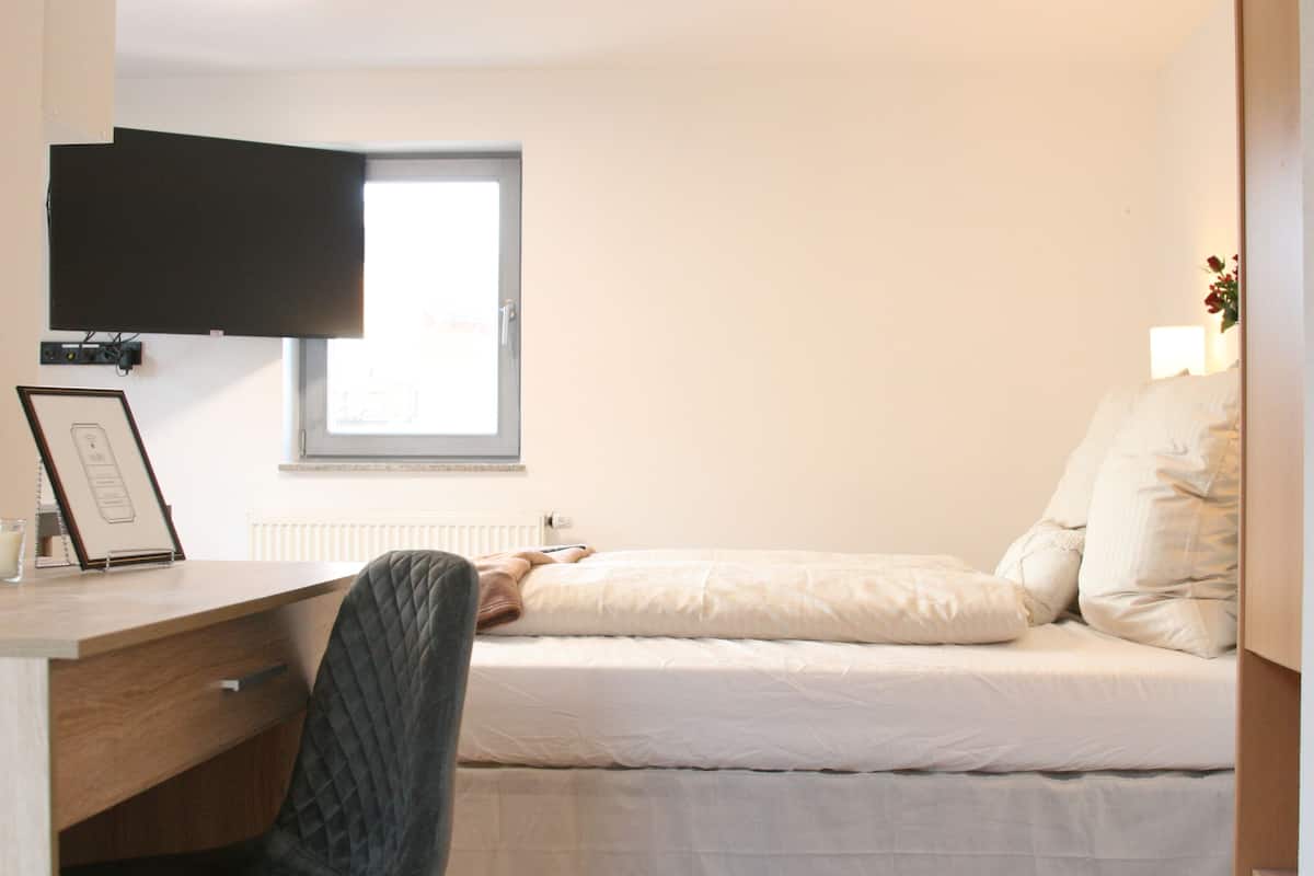 Habitación doble Premium, balcón, vista a la ciudad | Decoración personalizada, muebles diferentes y escritorio