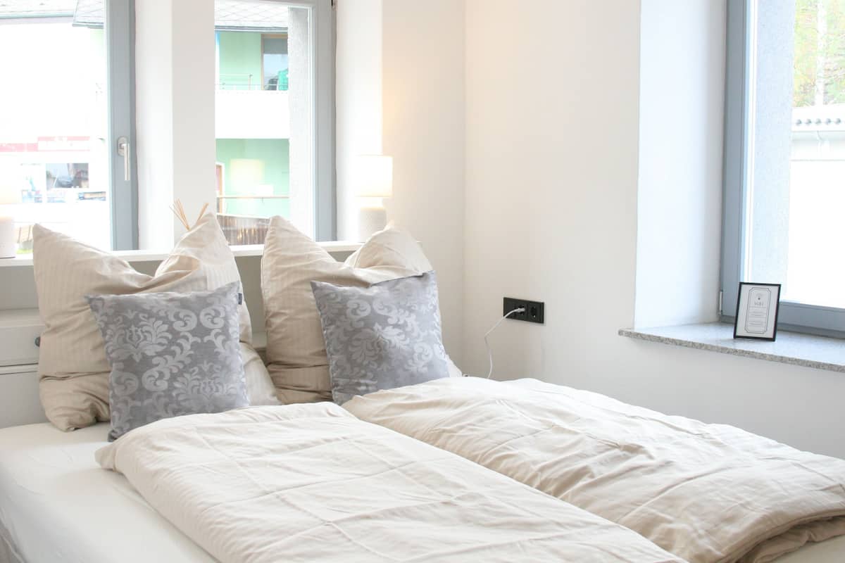 Habitación doble Deluxe | Decoración personalizada, muebles diferentes y escritorio