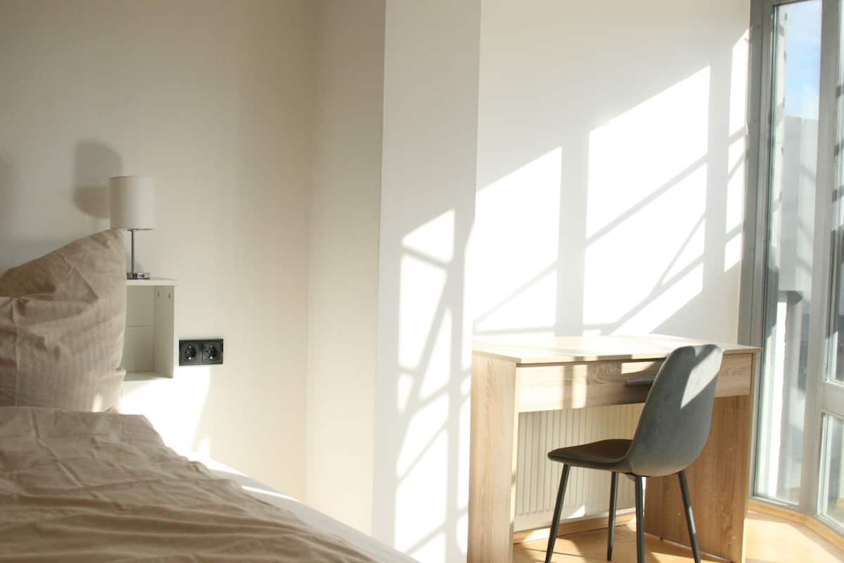 Habitación doble Premium, balcón, vista a la ciudad | Decoración personalizada, muebles diferentes y escritorio