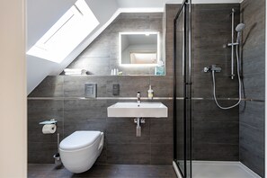 Ático Confort | Baño | Secador de pelo, toallas, jabón y papel higiénico
