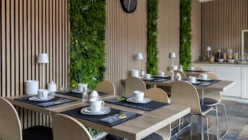 Desayuno buffet (EUR 15 por persona)