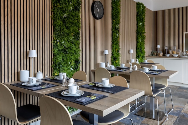 Petit déjeuner buffet (15 EUR par personne)