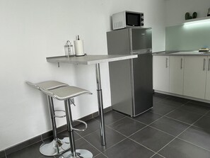 Jääkaappi, liesi, vedenkeitin, leivänpaahdin