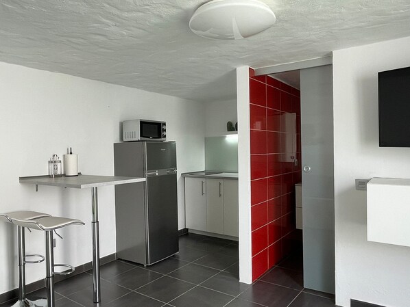 Jääkaappi, liesi, vedenkeitin, leivänpaahdin