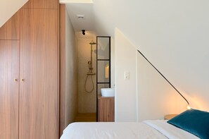 4 Schlafzimmer, Schreibtisch, Bügeleisen/Bügelbrett, Reisekinderbett