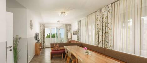 3 bedrooms, iron/ironing board, cots/infant beds, free WiFi