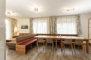 3 bedrooms, iron/ironing board, cribs/infant beds, free WiFi - Easyapartments Riverside (Salzburg)