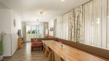 3 bedrooms, iron/ironing board, cribs/infant beds, free WiFi