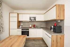 3 bedrooms, iron/ironing board, cots/infant beds, free WiFi