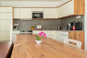Fridge, microwave, oven, stovetop - Easyapartments Riverside (Salzburg)