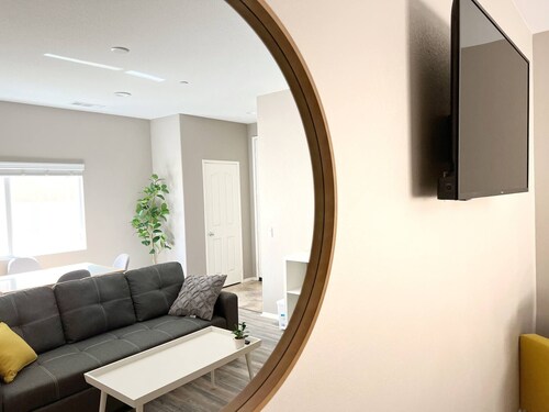 Room in House - Cheerful And Cozy one Large Bedroom