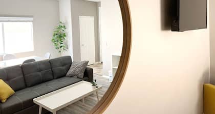 Room in House - Cheerful And Cozy one Large Bedroom