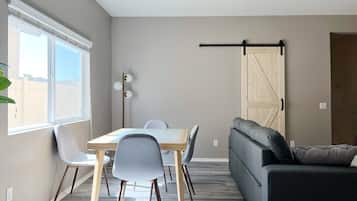 Room, 1 Bedroom | Dining