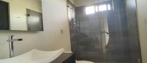 Condo, 2 quartos, para fumantes, sacada | Banheiro | Sabonete, shampoo