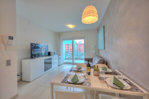 Familienapartment, Mehrere Schlafzimmer (Prestige du Lac 27) | Wohnbereich | 21-Zoll-Flachbildfernseher mit Satellitenempfang, Fernseher