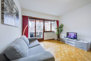 Apartamento standard, vários quartos (Top Of The Spots) | Área de estar | TV de tela plana 21 polegadas com canais via satélite, TV