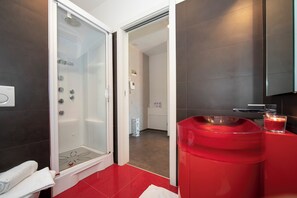 Studio Familial, vue montagne (Sunrise House) | Salle de bain | Ensemble douche/baignoire, sèche-cheveux, serviettes fournies, savon
