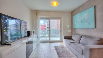 Apartamento família, vários quartos (Prestige du Lac 27) | Área de estar | TV de tela plana 21 polegadas com canais via satélite, TV