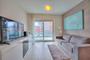 Familienapartment, Mehrere Schlafzimmer (Prestige du Lac 27) | Wohnbereich | 21-Zoll-Flachbildfernseher mit Satellitenempfang, Fernseher