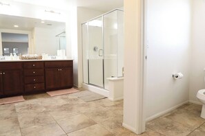 House, 4 Bedrooms | Bathroom