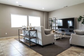 House, 4 Bedrooms | Interior - Cheerful 4 Bedroom Entire House Lots Of Open Space (Jurupa Valley)