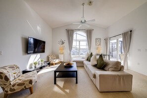 Villa, 5 habitaciones, alberca privada, vista al jardín | Área de sala de estar