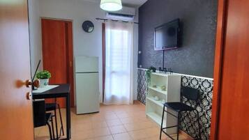 Apartment, 1 Bedroom, Smoking, Balcony | Dining