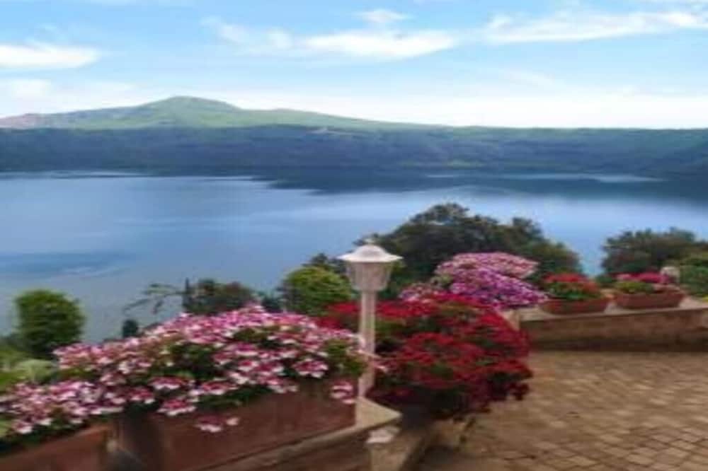 Accommodation With Lake View With Jacuzzi