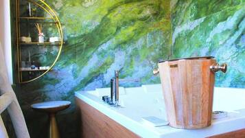 Appartement, 1 slaapkamer, roken, bubbelbad | Badkamer | Een haardroger, zeep, shampoo