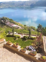 Vista de un lago rodeado de vegetación y edificios.