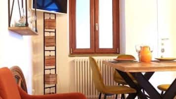 Appartement, 1 slaapkamer, roken, bubbelbad | Woonruimte | Televisie